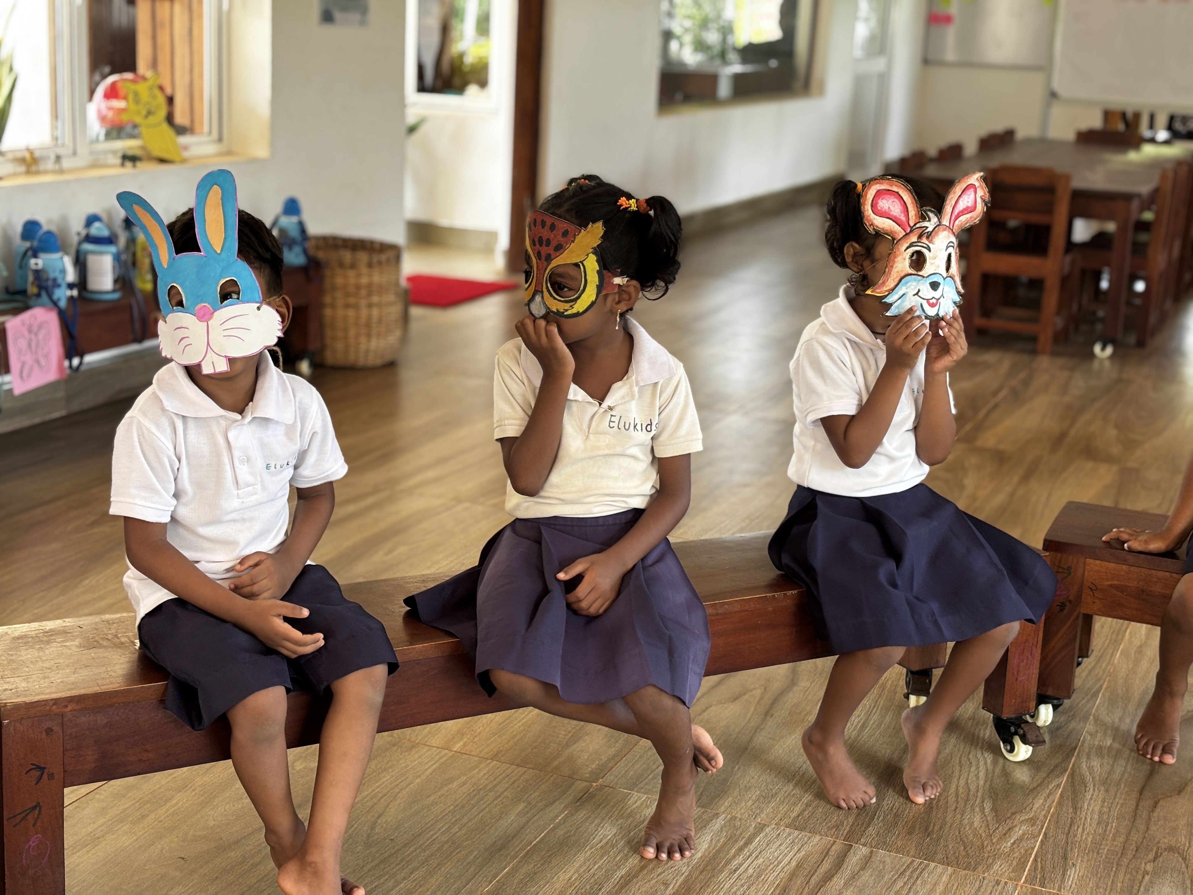 Drei Kinder in der Schule mit Kindermasken