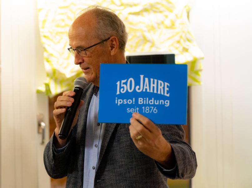 J&uuml;rg Weibel h&auml;lt 150 Jahre Schokolade in die H&ouml;he