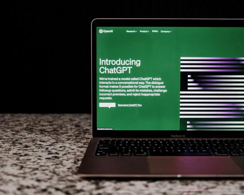 Laptop offen mit ChatGPT-Fenster