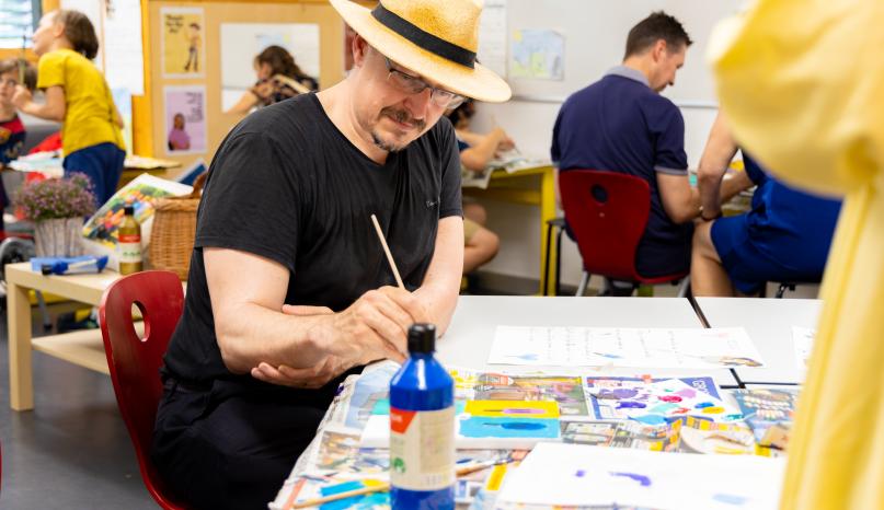 Mann beim Malen im Klassenzimmer