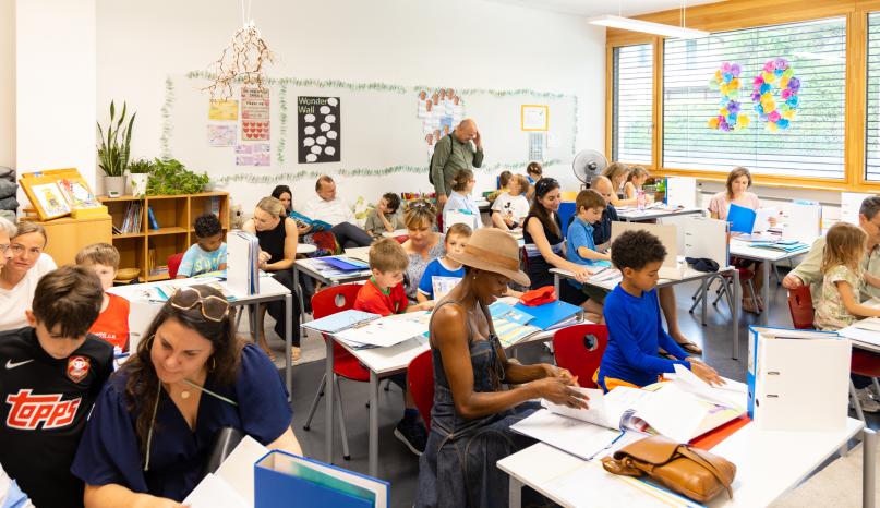 Schulklasse beim Lernen im Klassenzimmer mit den Eltern