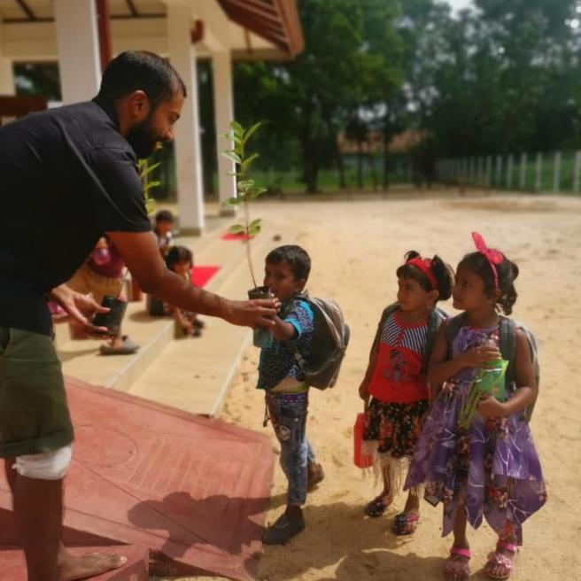 Dinu mit Kindergartenkindern vor der Schule