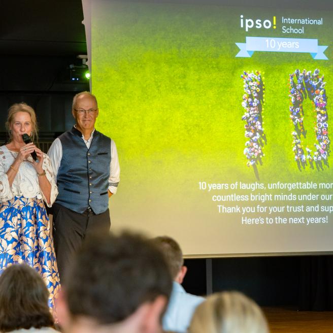Claudia Assandri und Georg B. Weibel stehen auf der Bühne